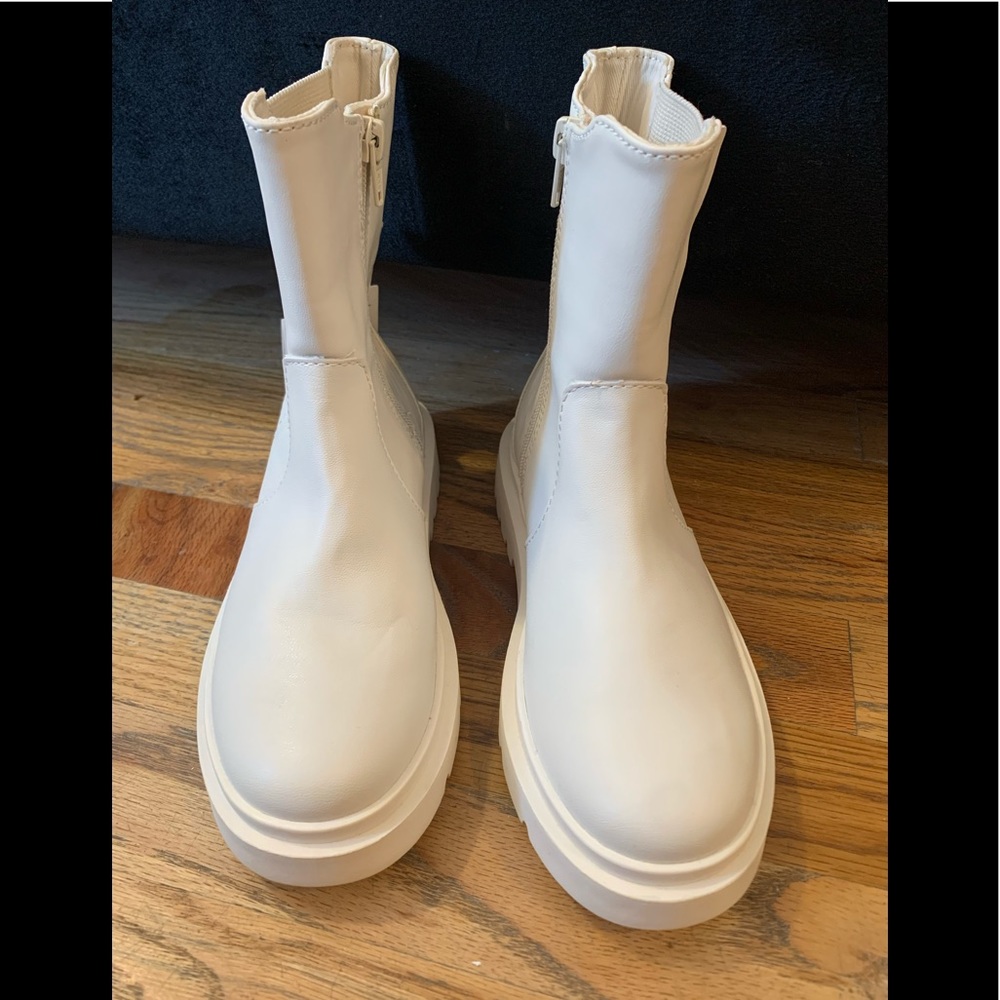 Cream kids Zara boots .. size 2 1/2 .. brand new with tags